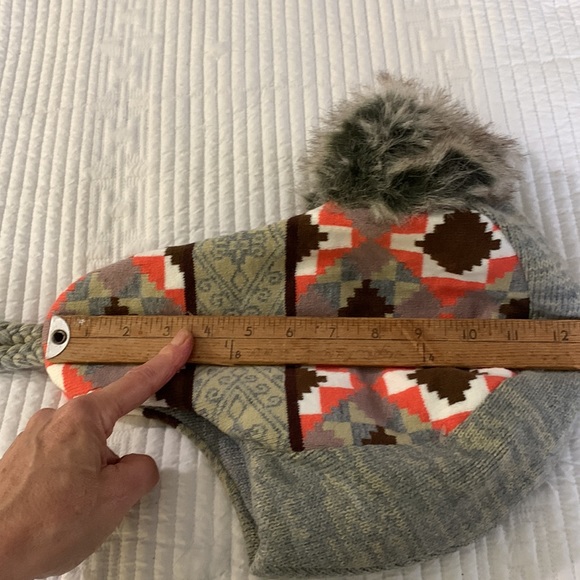 Mixed geometric mixed  carpet patterned knit trapper hat with faux fur trim - Picture 11 of 12